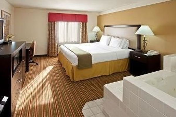 Baymont Inn and Suites Litchfield